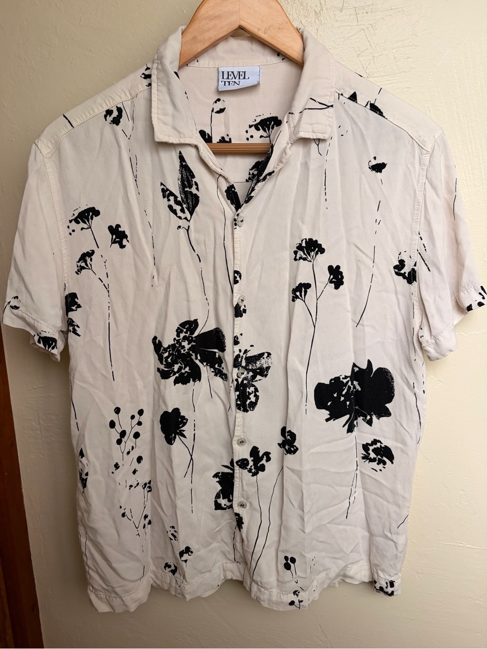 Level Ten Men's Cream Short-Sleeve Floral Button-Down Shirt